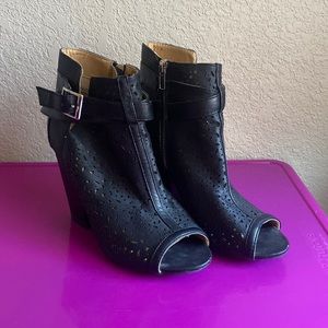 Black peektoe heels!